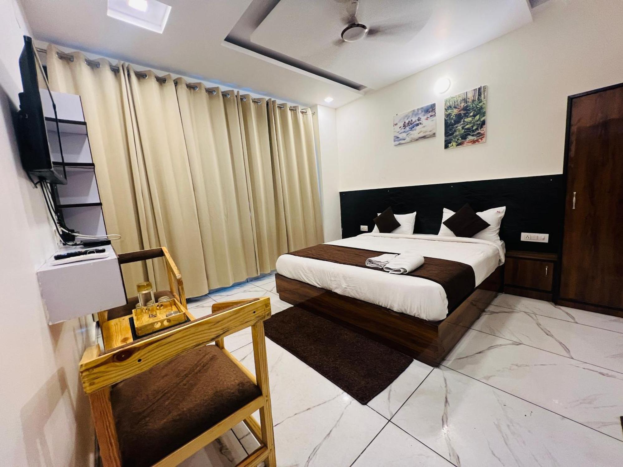 The Royal Galaxy Hotel Rishikesh Exterior photo